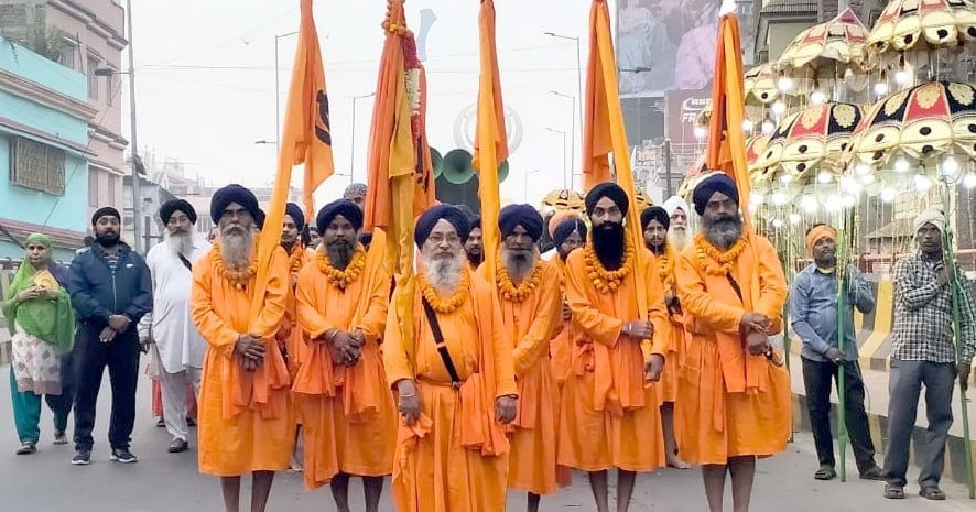 Sikh devotees gathered in Patna Sahib on the Prakash Parv of Guru Nanak Dev, city kirtan will start from Guru's garden on Sunday.