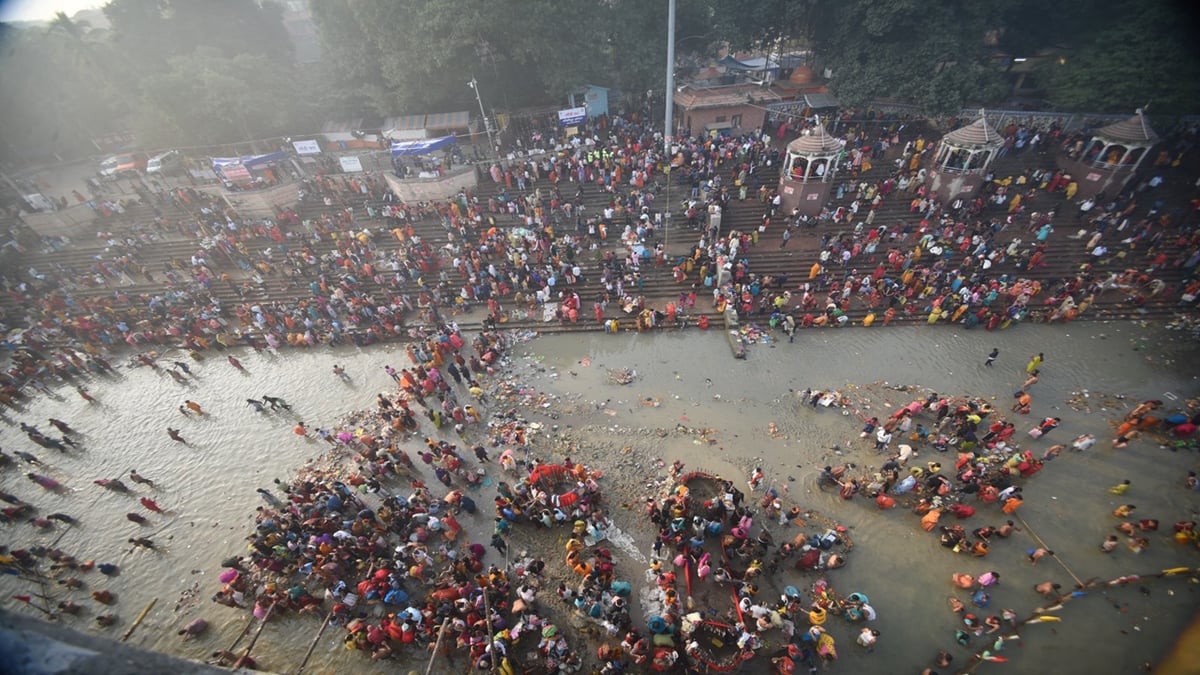 On the occasion of Kartik Purnima, there was a fair-like atmosphere at the Ganga ghats of Bihar, huge crowd of devotees, see pictures.