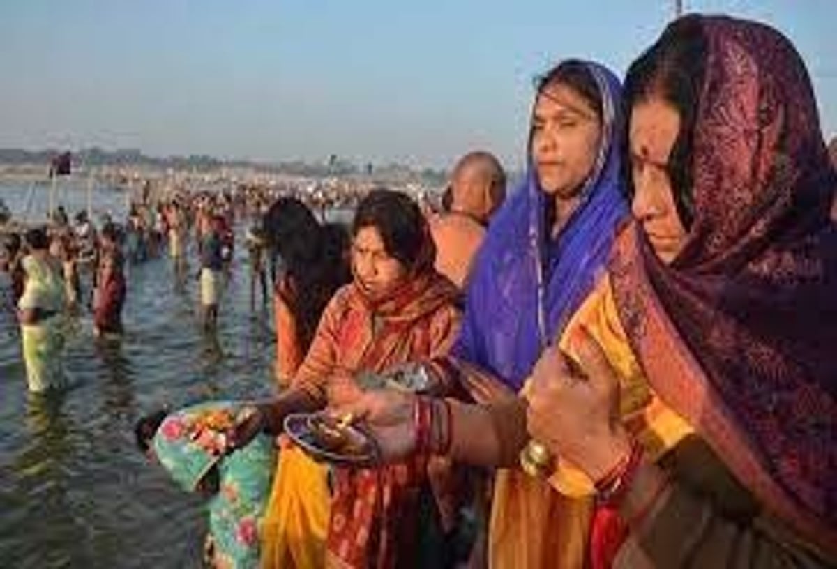 PHOTOS: Lakhs of devotees took a dip in Ganga-Yamuna on Kartik Purnima in Prayagraj.