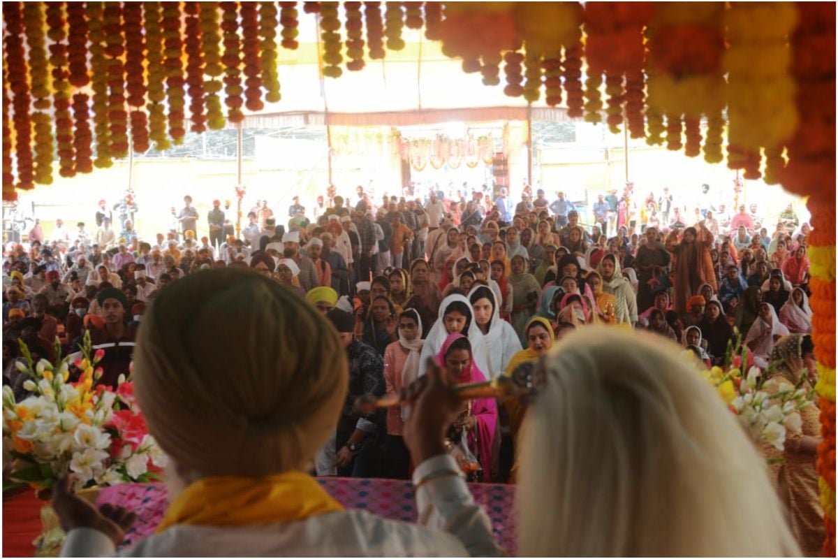 Photos: 554th birth anniversary of Guru Nanak Dev was celebrated with great pomp in Kolkata.