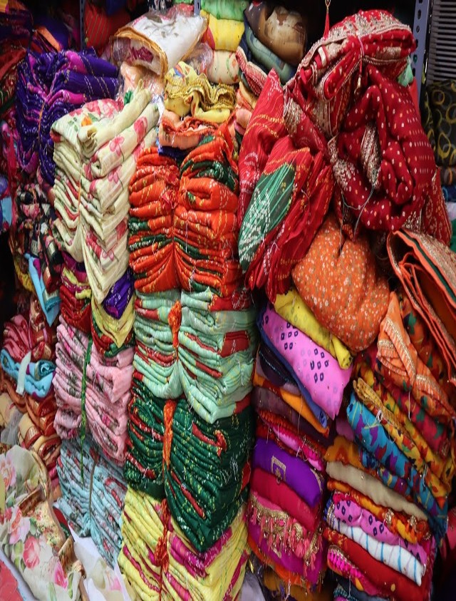 Sarees are available in this market of Lucknow for just Rs 125, the design is such that everyone will praise it.