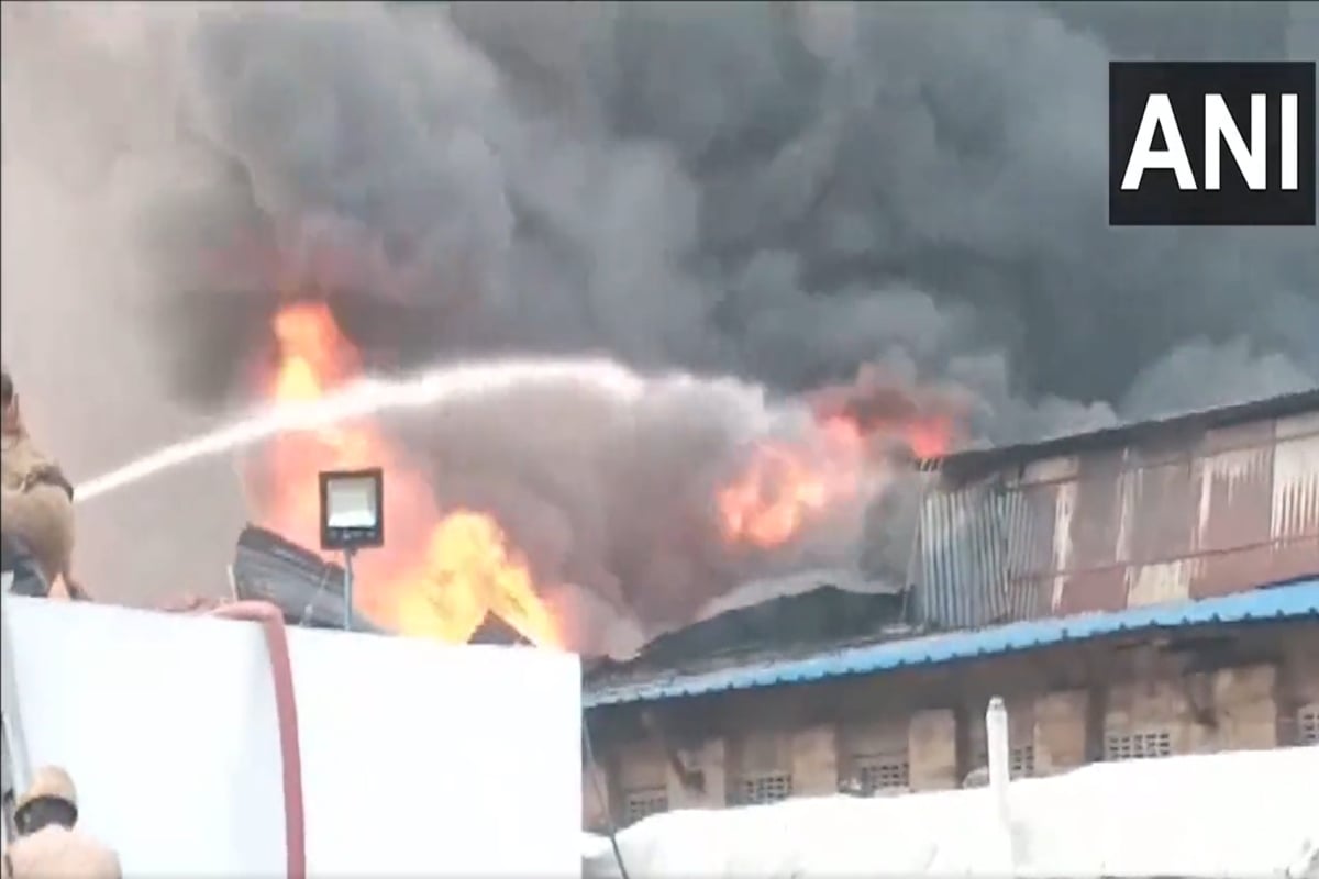 A massive fire broke out in a warehouse in Howrah, 10 fire engines arrived to control it.