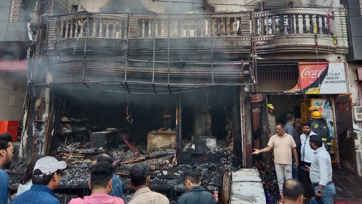 Agra: A massive fire broke out in Daily Needs, the fire brigade brought it under control, know the incidents of arson that took place on the festival night in the city.