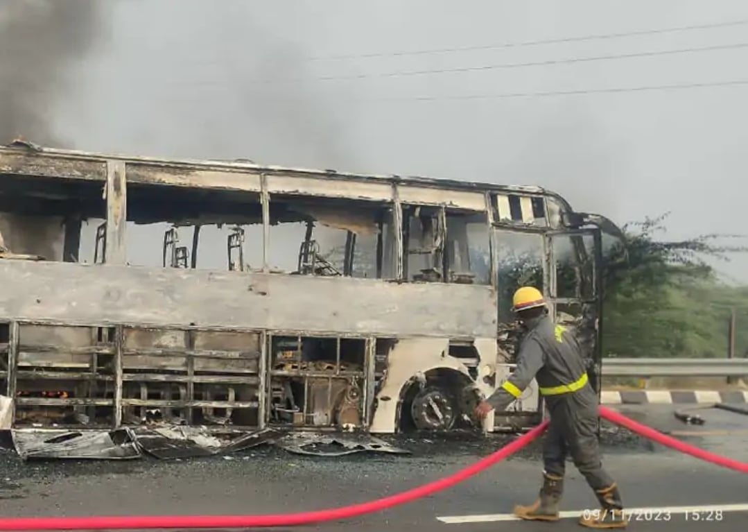 Agra: Luxury bus caught fire on Agra Lucknow Expressway in Mainpuri, passengers saved their lives by jumping.