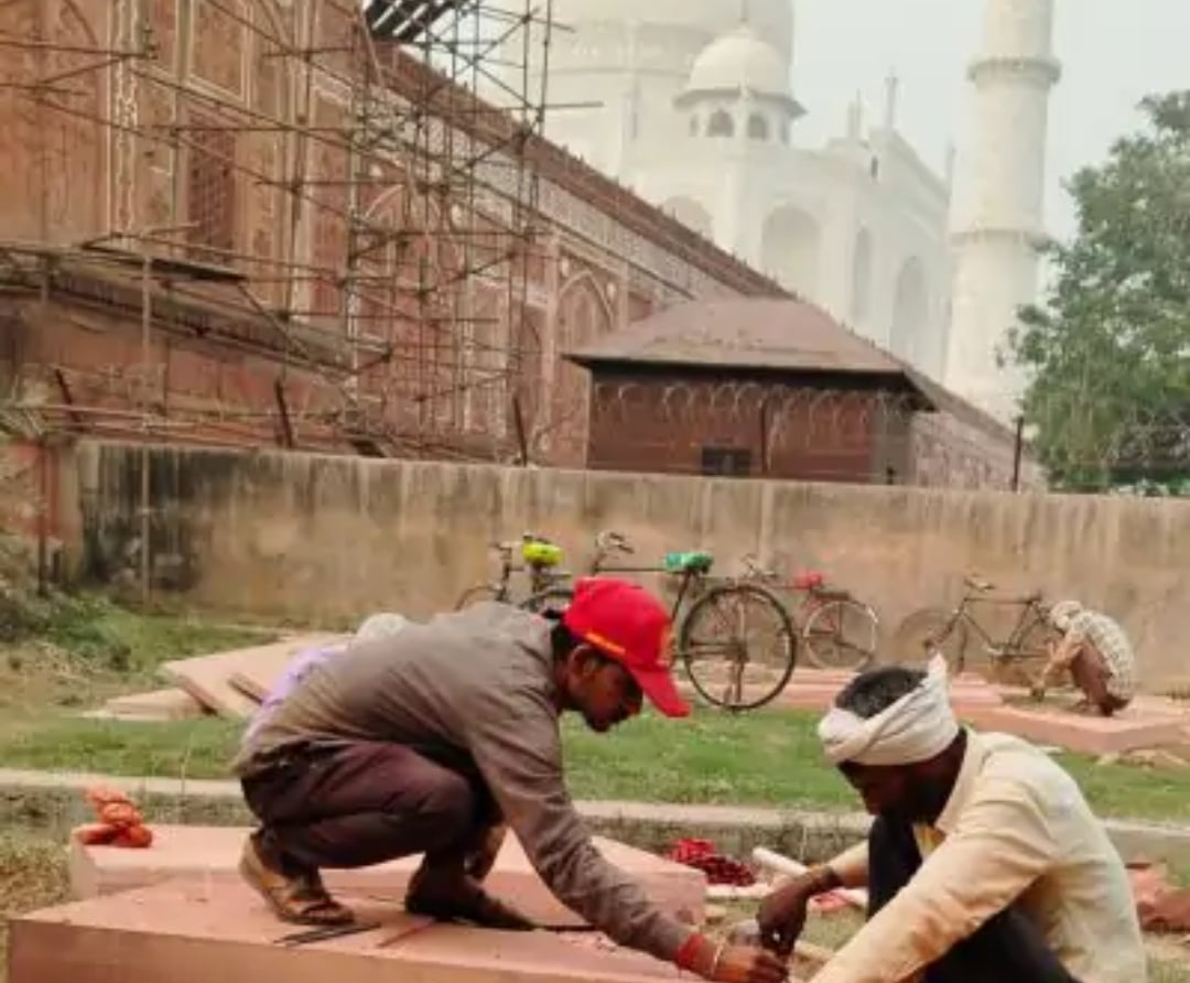 Agra: Negligence is being taken near Taj Mahal, dust blown from stone cutting is polluting the world famous heritage.