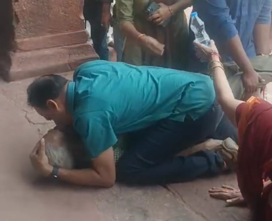 Agra News: An elderly man from Delhi had a heart attack in Taj Mahal, son saved his life by giving CPR.