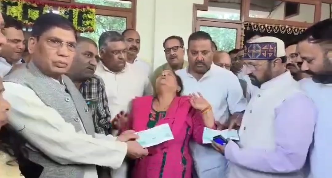 Agra News: Martyr Shubham Gupta's last rites will be performed in his native village, cabinet minister handed over the check for assistance amount.