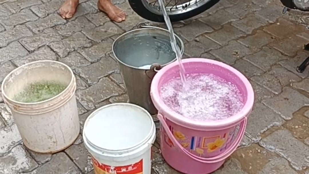 Agra News: There is an outcry for water in these areas of the city since 2 days, people are resorting to hand pumps and tankers.