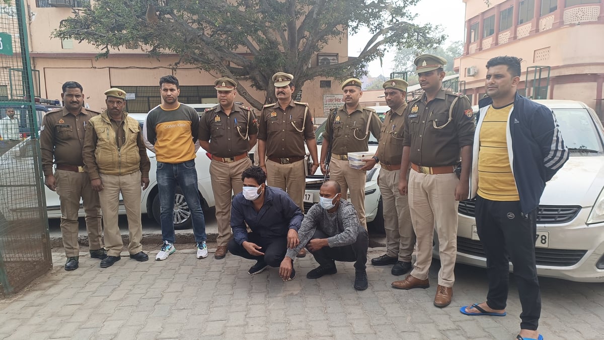 Agra News: Those who took the driver hostage and robbed the car were caught, police recovered the stolen car.