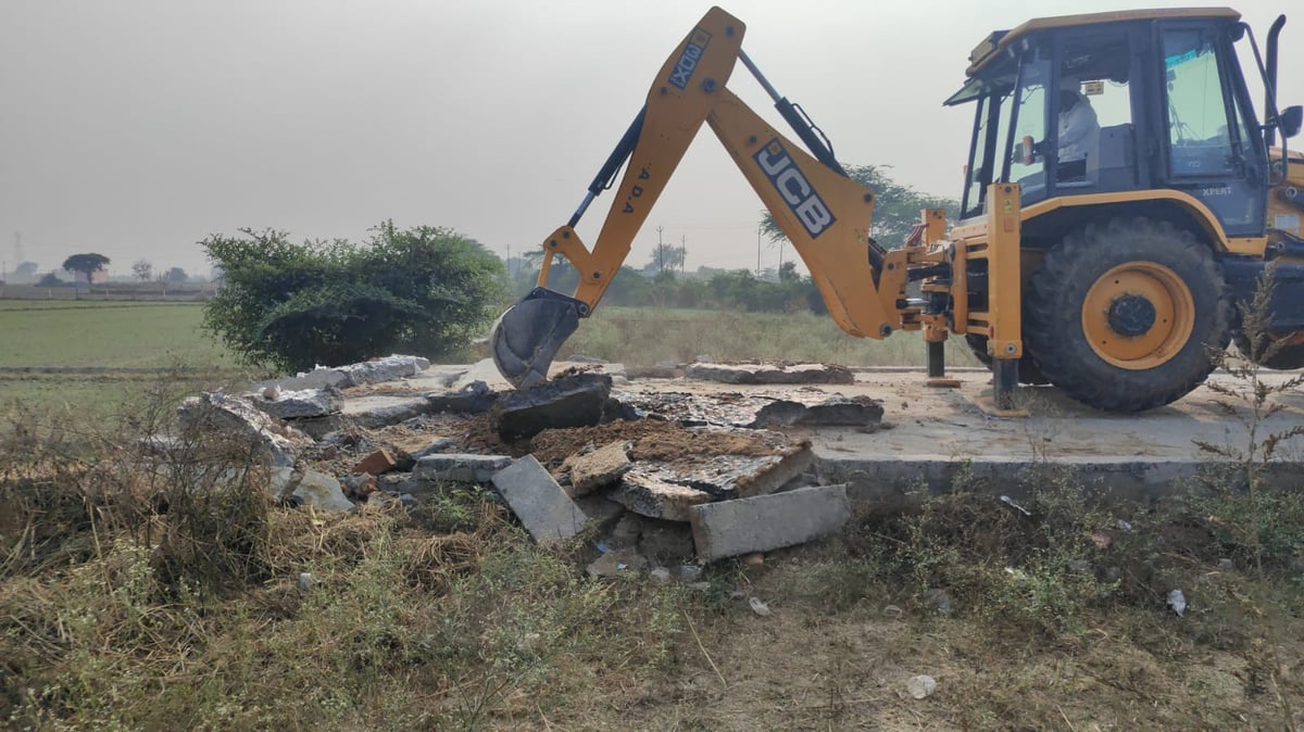 Aligarh News: Development Authority's bulldozer ran on 3 illegal colonies, builders were wasting lakhs of rupees in revenue