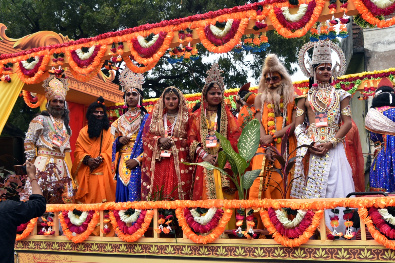 Ayodhya Deepawali: Crowd of devotees took to the streets of Ayodhya to welcome Lord Shri Ram.
