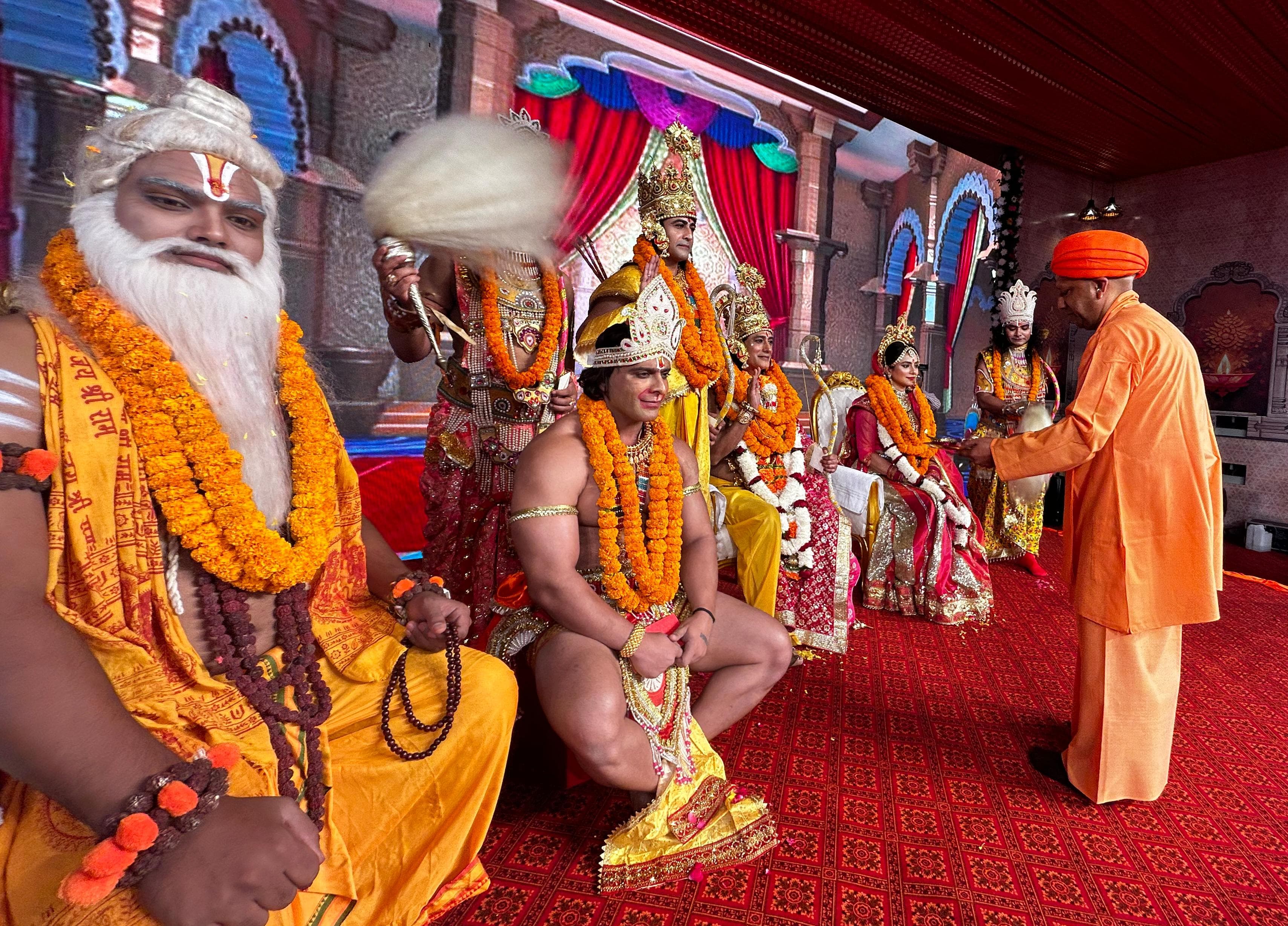 Ayodhya Deepawali: Lord Shri Ram, Mother Sita Laxman reached Ayodhya, CM Yogi pulled the chariot, performed coronation
