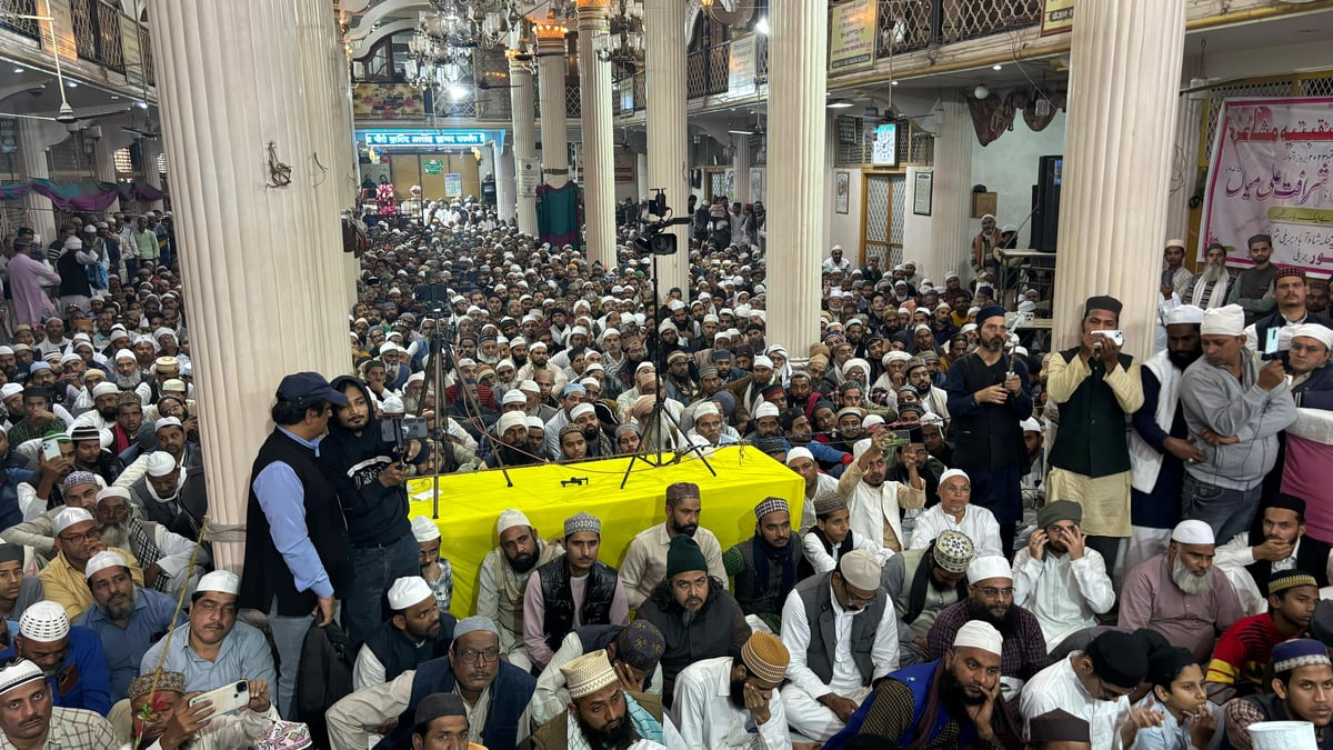 Bareilly: On the Urs Chehallum of Shah Saqlain Mian, Ulama from all over the country gave the message of education to the devotees.