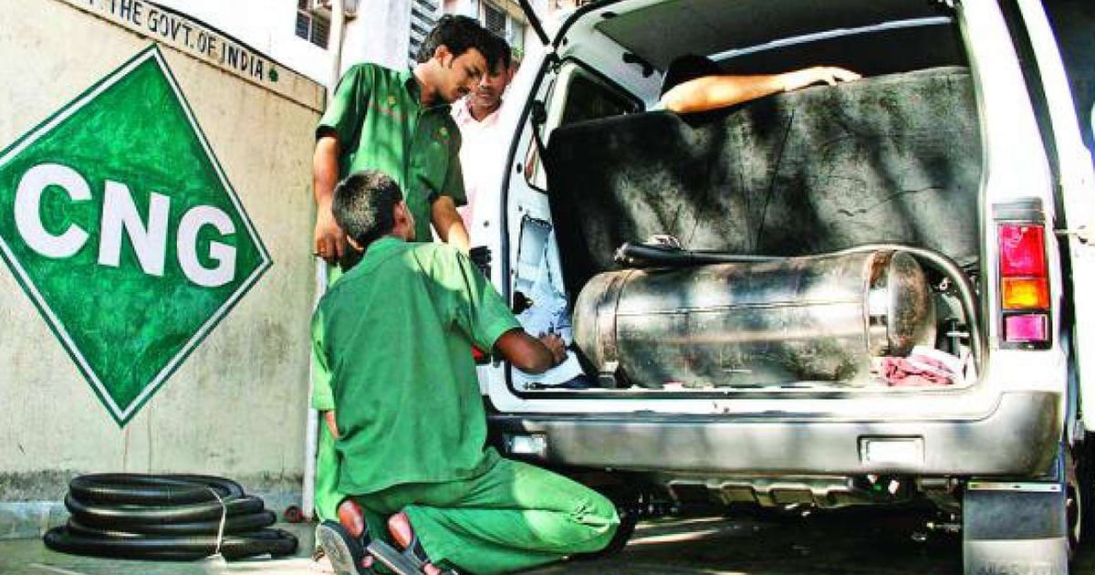 Be careful while filling CNG, sitting in the car can lead to an accident!