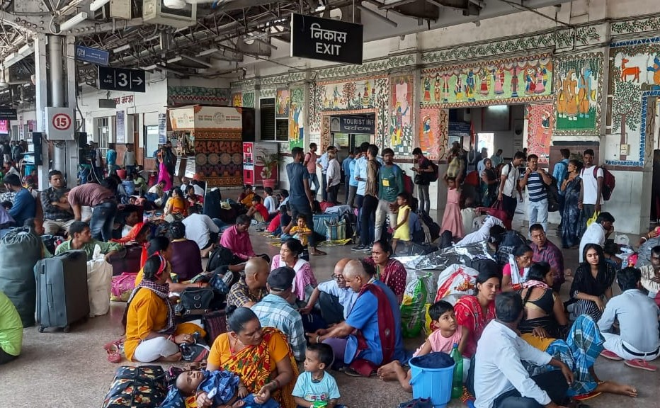 Bengal gang active at Patna Junction, making luggage of passengers disappear, picking up pockets and purses even inside the train 