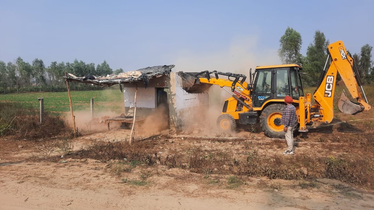Bulldozers running rampant in Bareilly, three illegal colonies demolished again, fear among colonizers, real estate business ruined