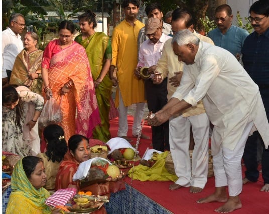 Chief Minister Nitish Kumar offered prayers to the setting sun God, wished for the progress of Bihar.