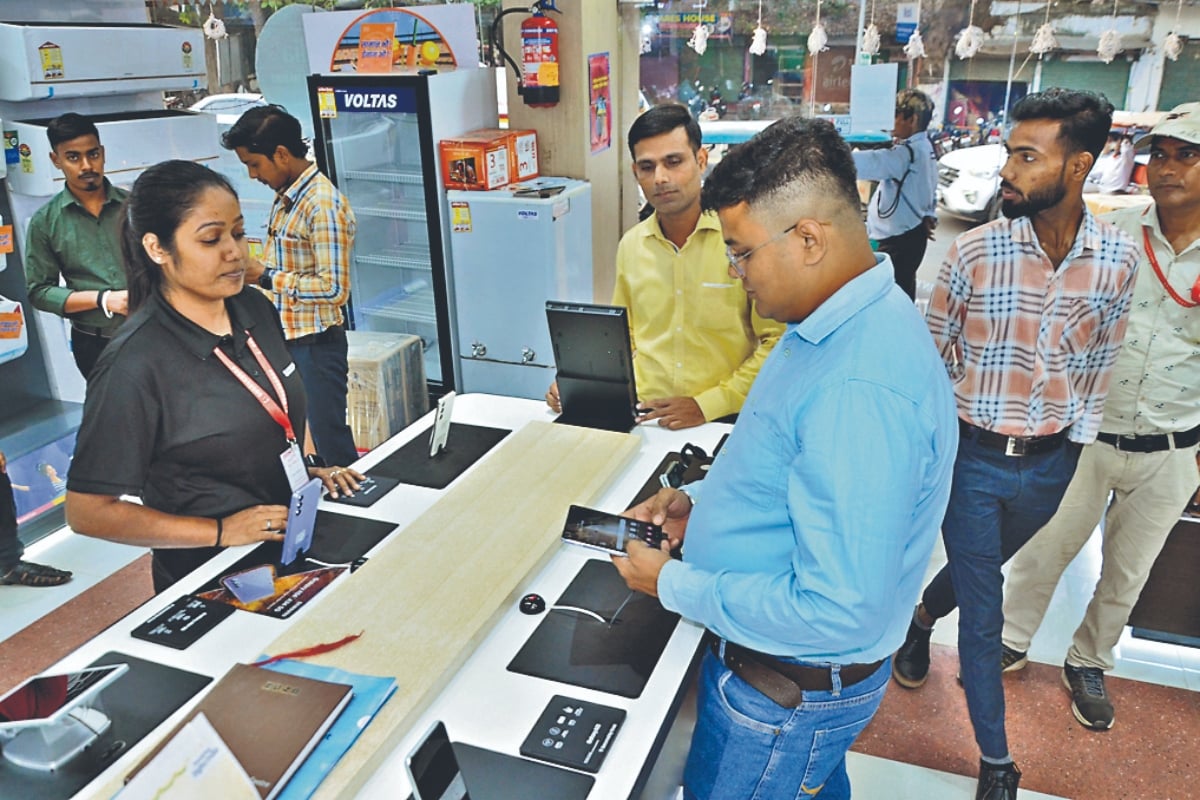 Deoghar: Craze for 5G mobile in Dhanteras, cashback up to Rs 10,000 being given