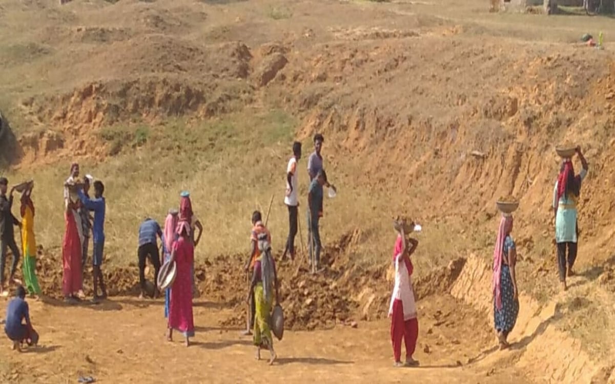 Deoghar: The number of laborers working in MNREGA is decreasing, you will be shocked to see the figures...