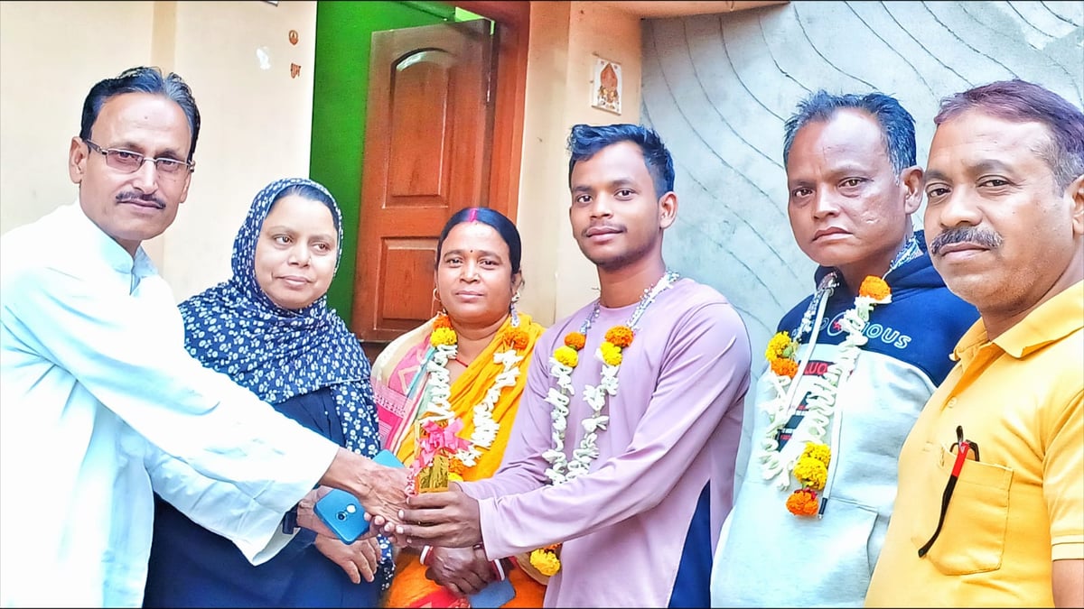 Dhanbad: Laborer's son selected for PhD in America, will do research at Illinois University of Chicago