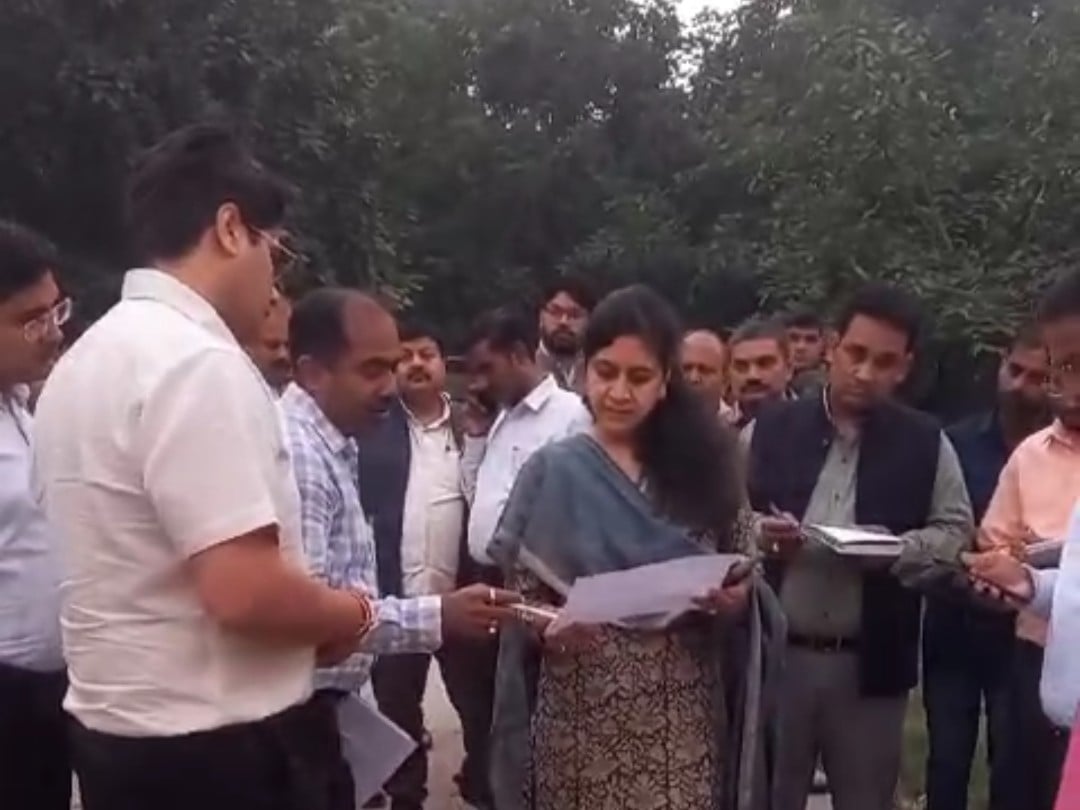 Divisional Commissioner arrived to inspect Paliwal Park, there was a complaint about anarchy and disorder in the park.