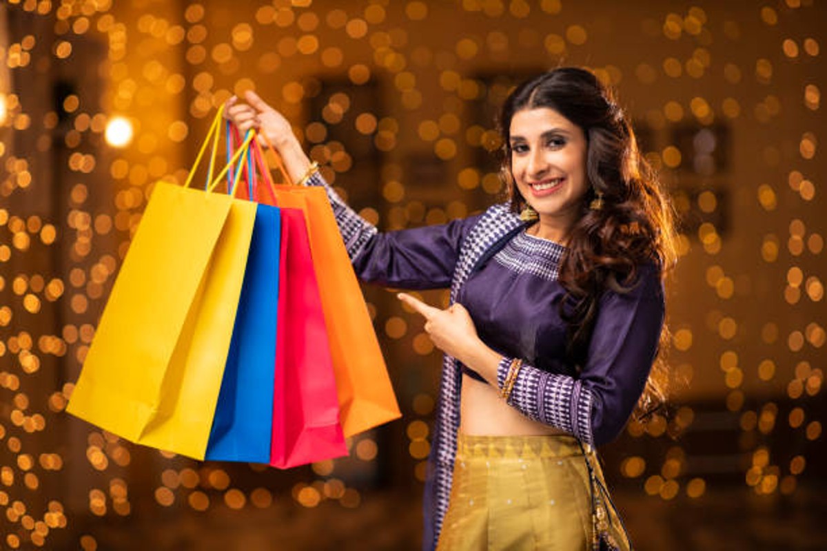 Diwali Shopping: Best markets of Lucknow for Diwali shopping, buy a bag full of branded clothes for Rs 1000