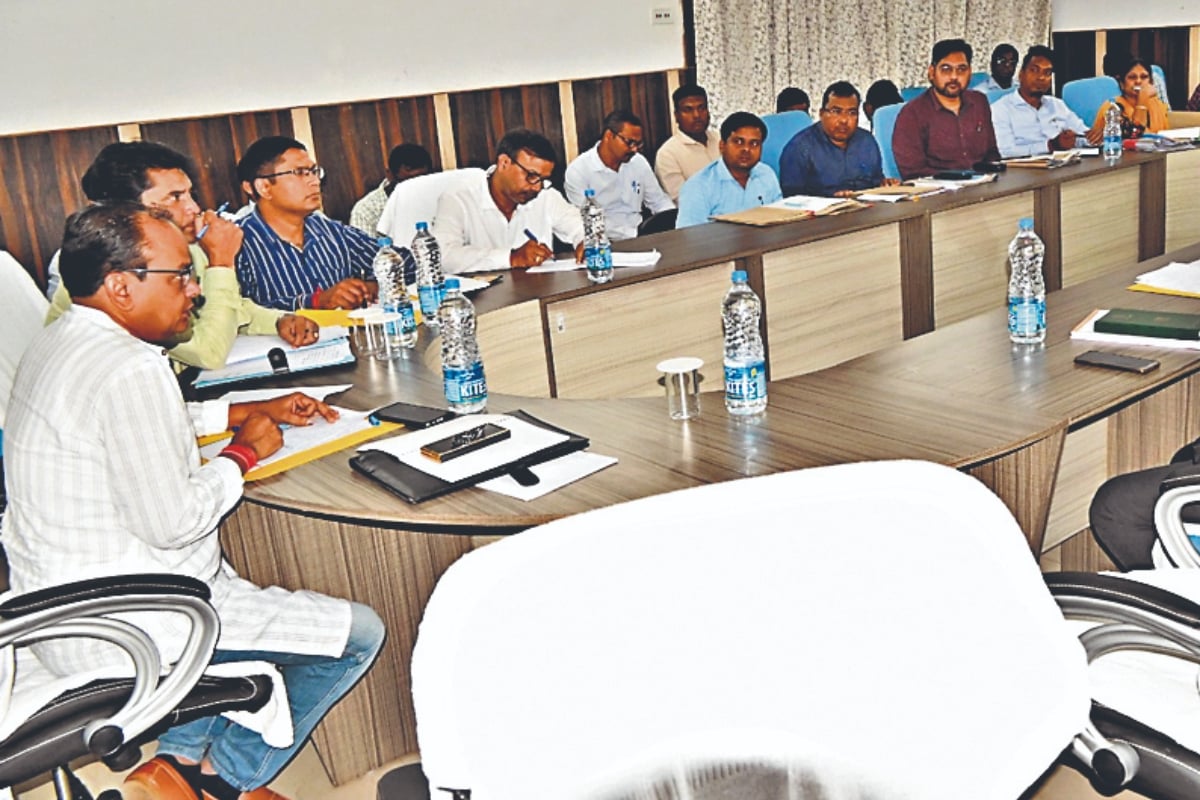 Dumka: Irfan Ansari held a review meeting of the Assembly Internal Resources and Central Assistance Committee, gave important instructions.