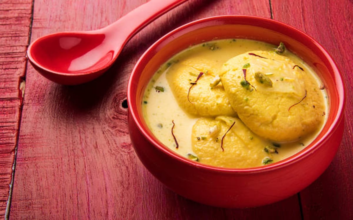 Eat and feed homemade sweet Rasmalai in Diwali, the wonderful taste will burst your heart with crackers.