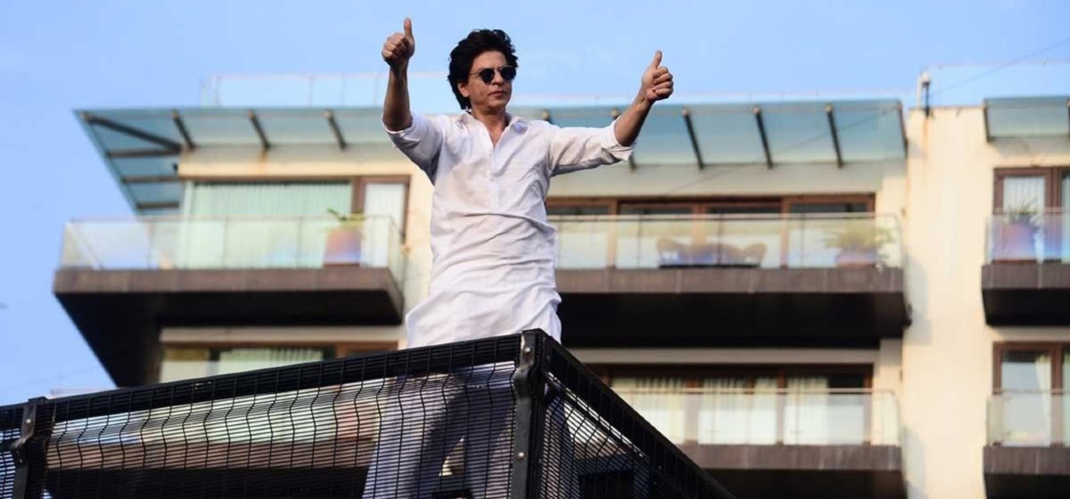 Fans were gathered outside Mannat to wish Shahrukh Khan on his birthday, then phones of 17 fans were stolen, FIR registered.