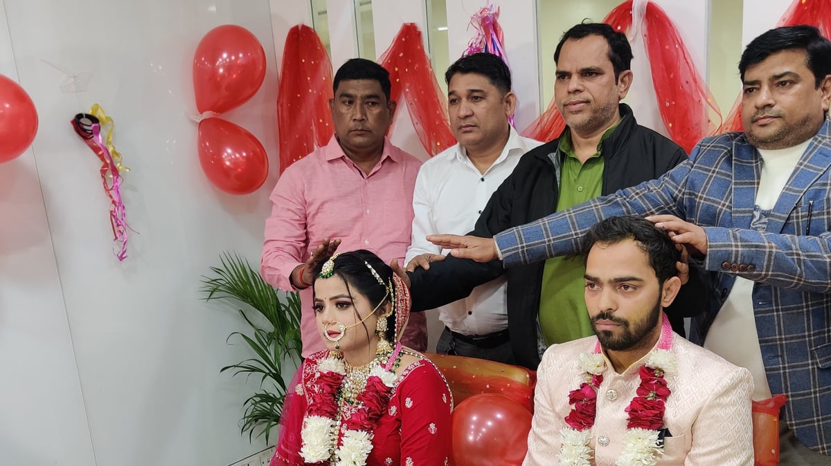 Ghaziabad: The groom suffered from dengue and the wedding took place in the hospital, the bride arrived in lehenga and wore the garland.