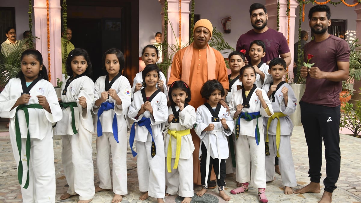 Gorakhpur: CM Yogi met children on Children's Day, gave best wishes like this
