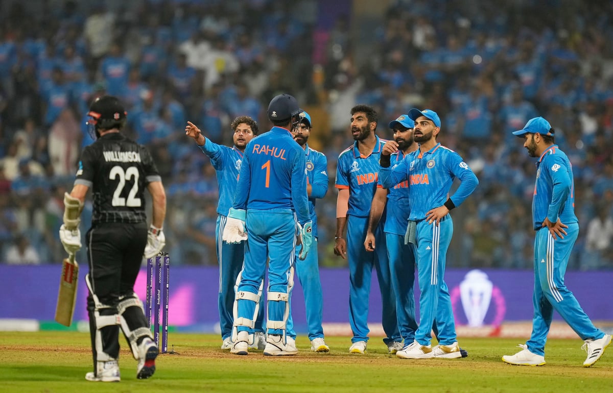 IND vs NZ: Giving water to drink