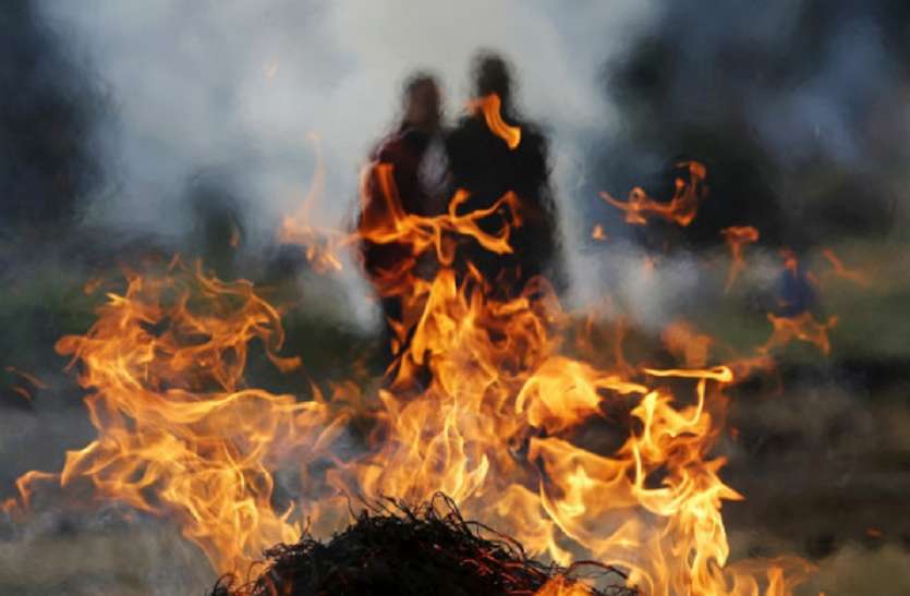 In Bihar, the mother lay on the burning pyre of her son, reached the crematorium in the dark of night, know this incident related to suicide..