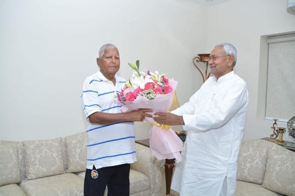 Lalu Yadav suddenly reached the Chief Minister's residence with Tejashwi Yadav, had a special conversation with CM Nitish Kumar in a closed room.