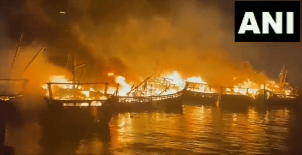 Major accident in Visakhapatnam, massive fire broke out at the port, 40 boats burnt to ashes