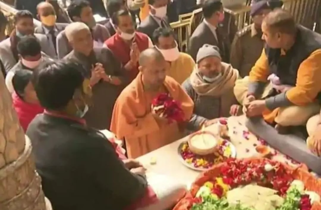 Mathura News: CM Yogi visited Banke Bihari temple, people showered flowers on the Chief Minister from rooftops 