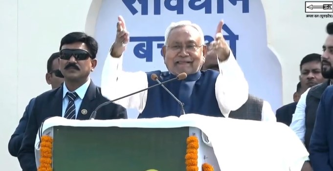 Nitish Kumar roared from JDU's Bhima Parliament in Patna, fiercely targeted the central government.
