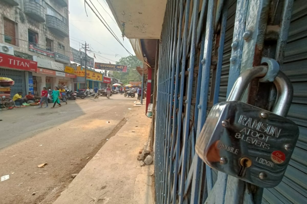PHOTOS: Effect of bandh visible in Dhanbad, locks are hanging from shops to malls, roads are deserted