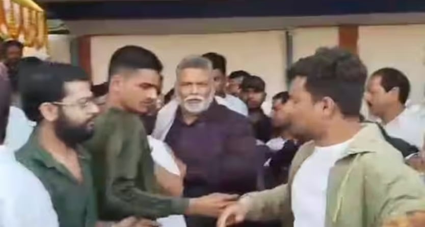 Pappu Yadav came down from the stage after throwing the mic in Madhepura, clash with Lalu's supporters over the job share of Yadavs.