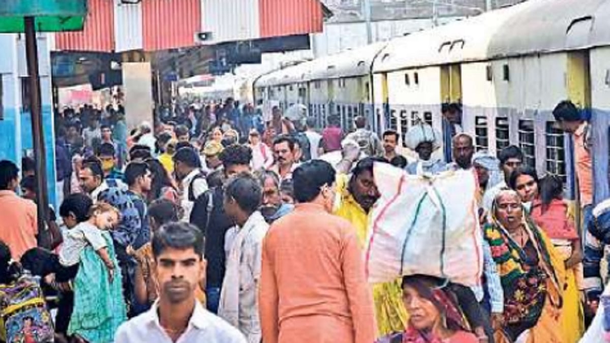 Passenger from Bihar dies in stampede at Surat railway station in Gujarat, condition of many people worsens