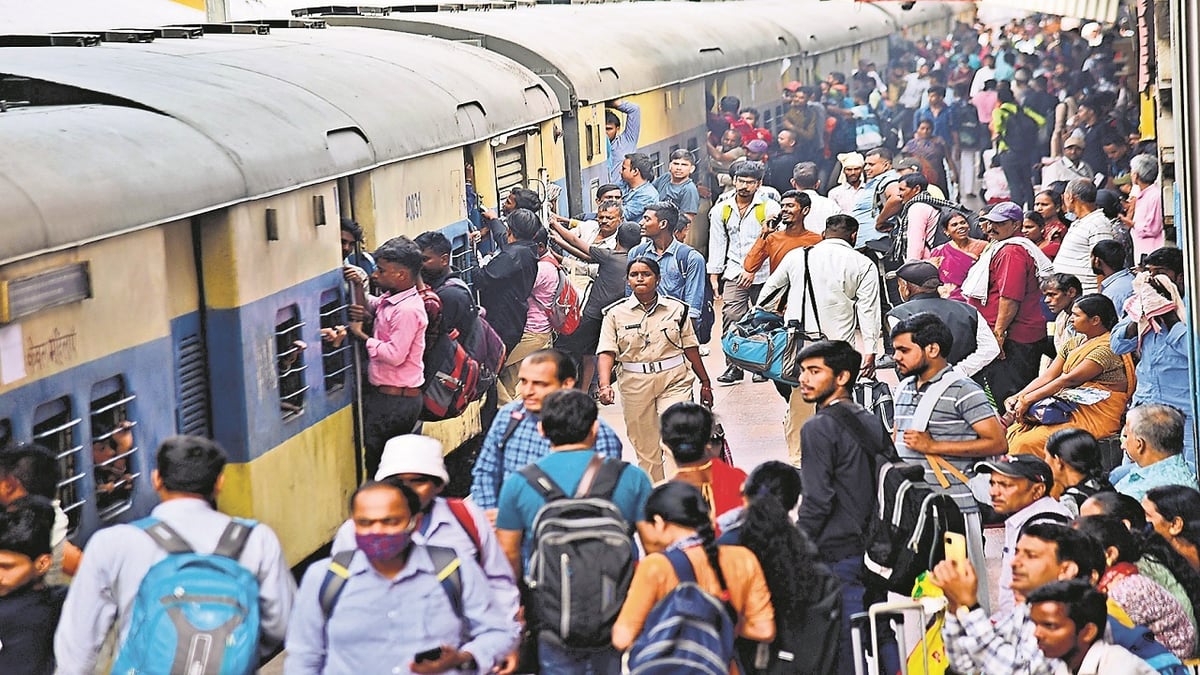 People returning to Bihar during Chhath risking their lives, at some places there was a stampede at the station and at some places people died due to suffocation in the train.