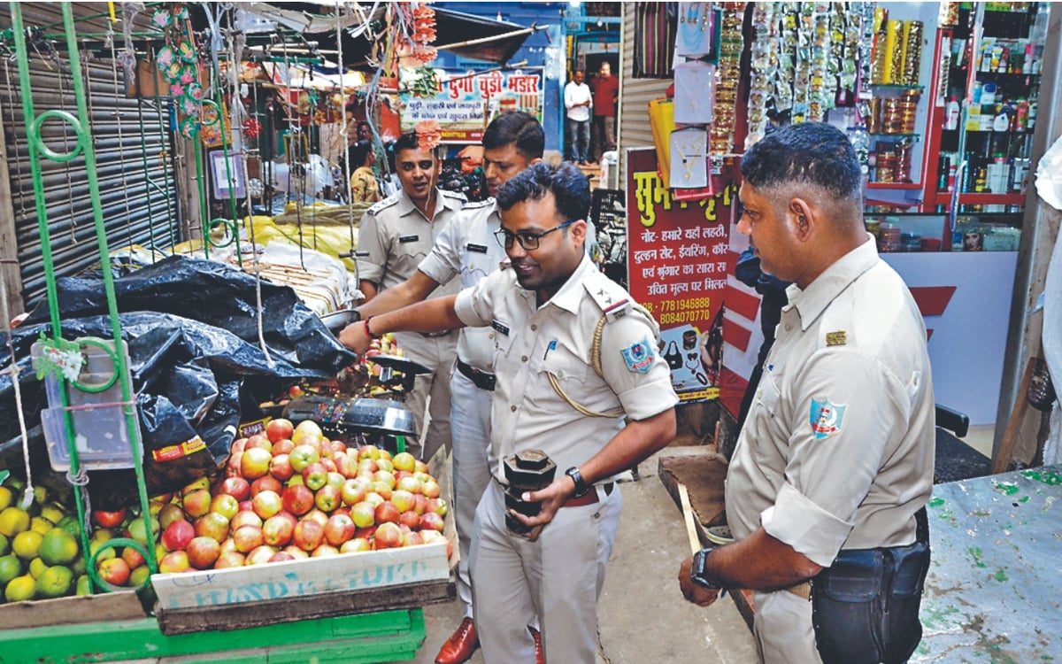 Police launched encroachment removal campaign in Deoghar, two dozen shopkeepers identified