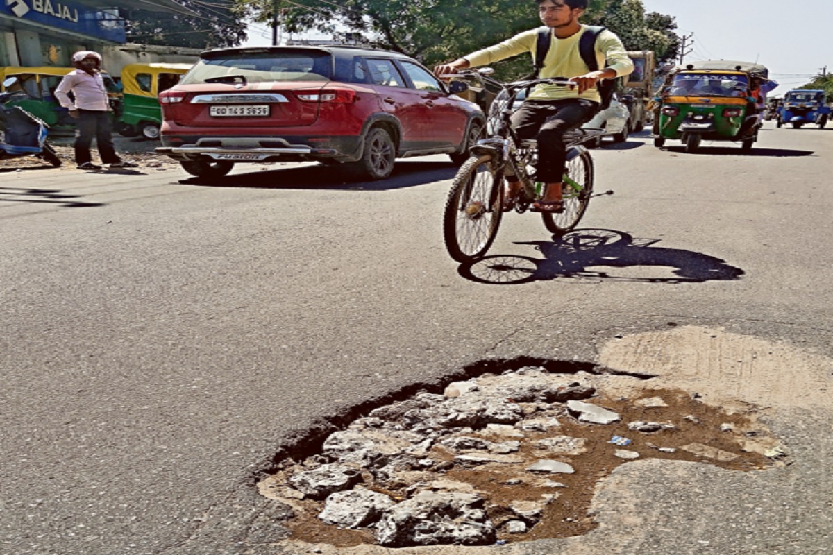 Ranchi: The condition of Kokar-RIMS road is bad, it is difficult for people to pass due to potholes.