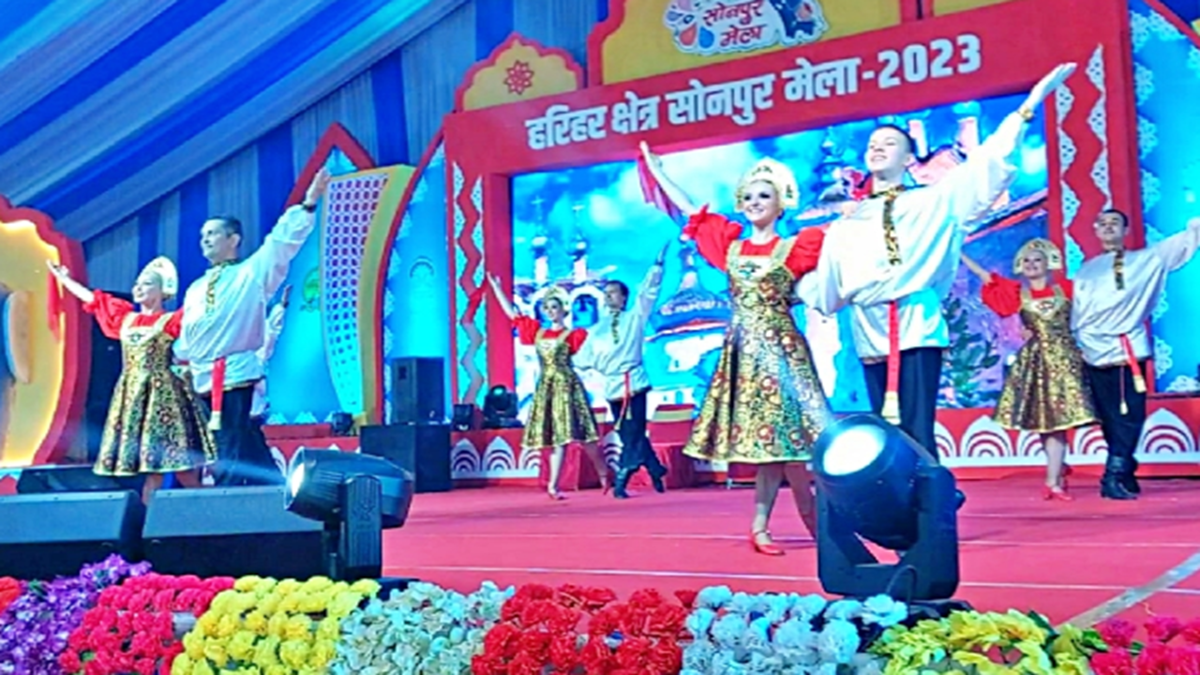 Russian artists enthralled the audience with folk dance in Sonpur fair, described India as a perfect country, spectators were happy