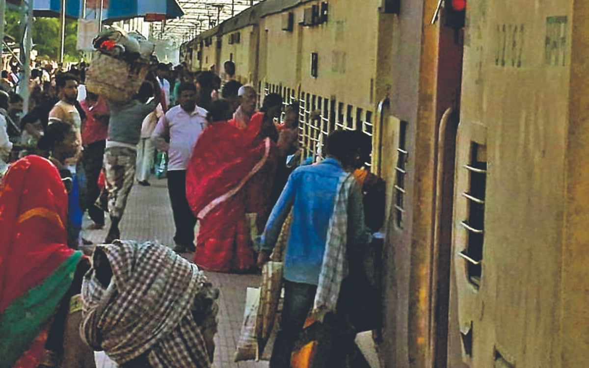 Sahibganj: After Chhath, huge crowd gathered at the station, passengers upset due to long waiting list. 