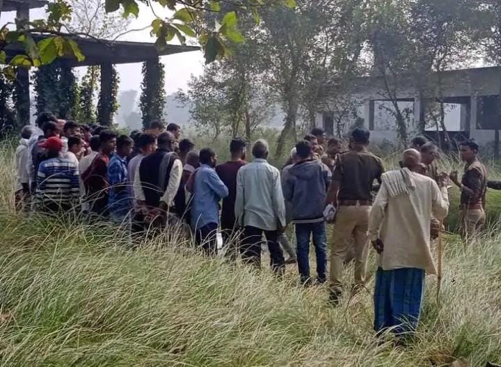 The decapitated body of a youth from Gorakhpur was found in Kushinagar, 90 percent of the body was eaten by insects, police accused of negligence.