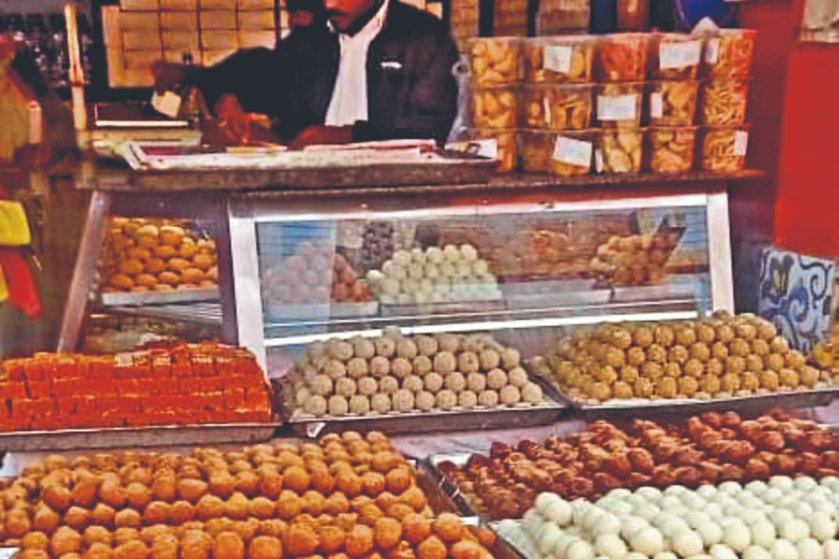 This Diwali, sweets shopkeepers are busy in Sahibganj, business worth lakhs is expected.