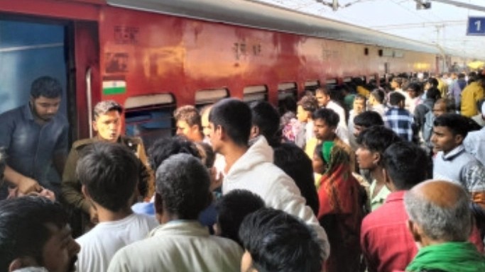 UP News: Awadh Assam Express caught fire at Bareilly Junction, passengers jumped from the train, know the whole matter