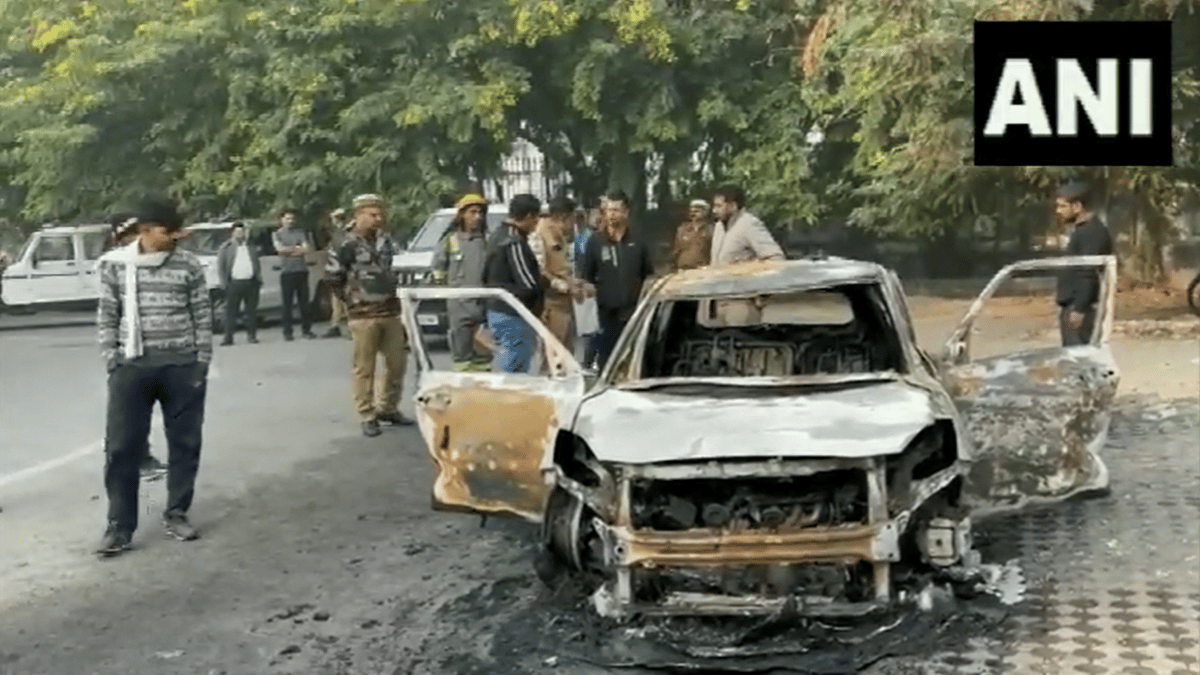 UP News: Fire broke out in a moving car in Noida, two engineer friends returning from a party were burnt alive.