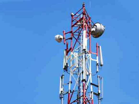 UP News: Girl climbed 110 feet high mobile tower in Maharajganj, adamant on marrying her lover, know the matter